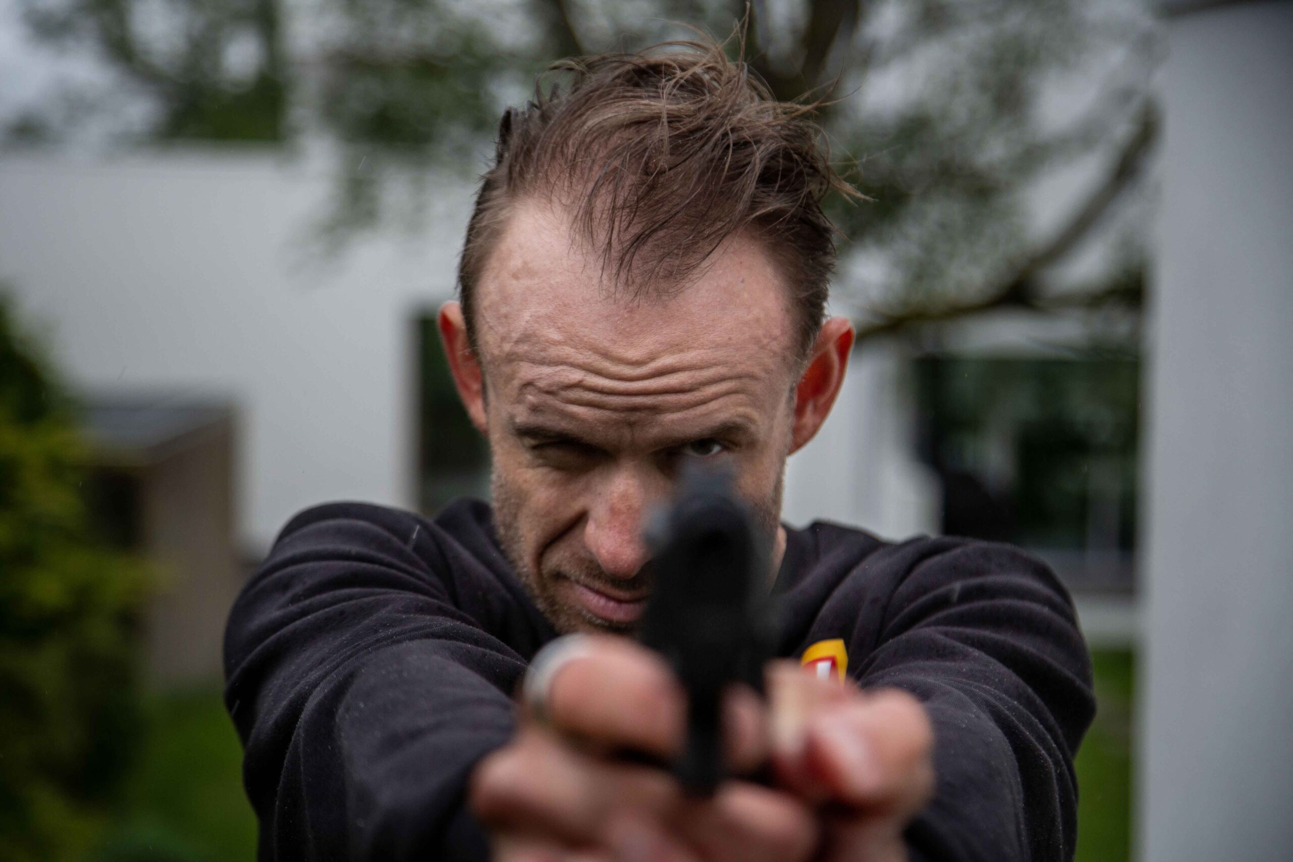 Pressefotograf filmer og fotograferer nyhetsreportasje på Jæren i Rogaland