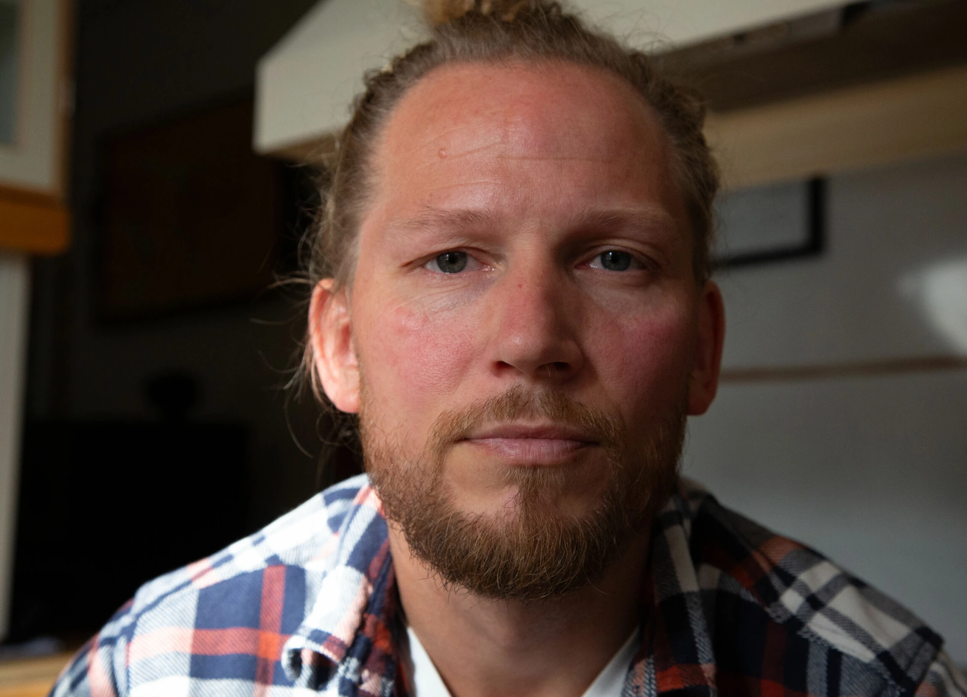 Lederportrett tatt med naturlig lys på kontoret uten studio